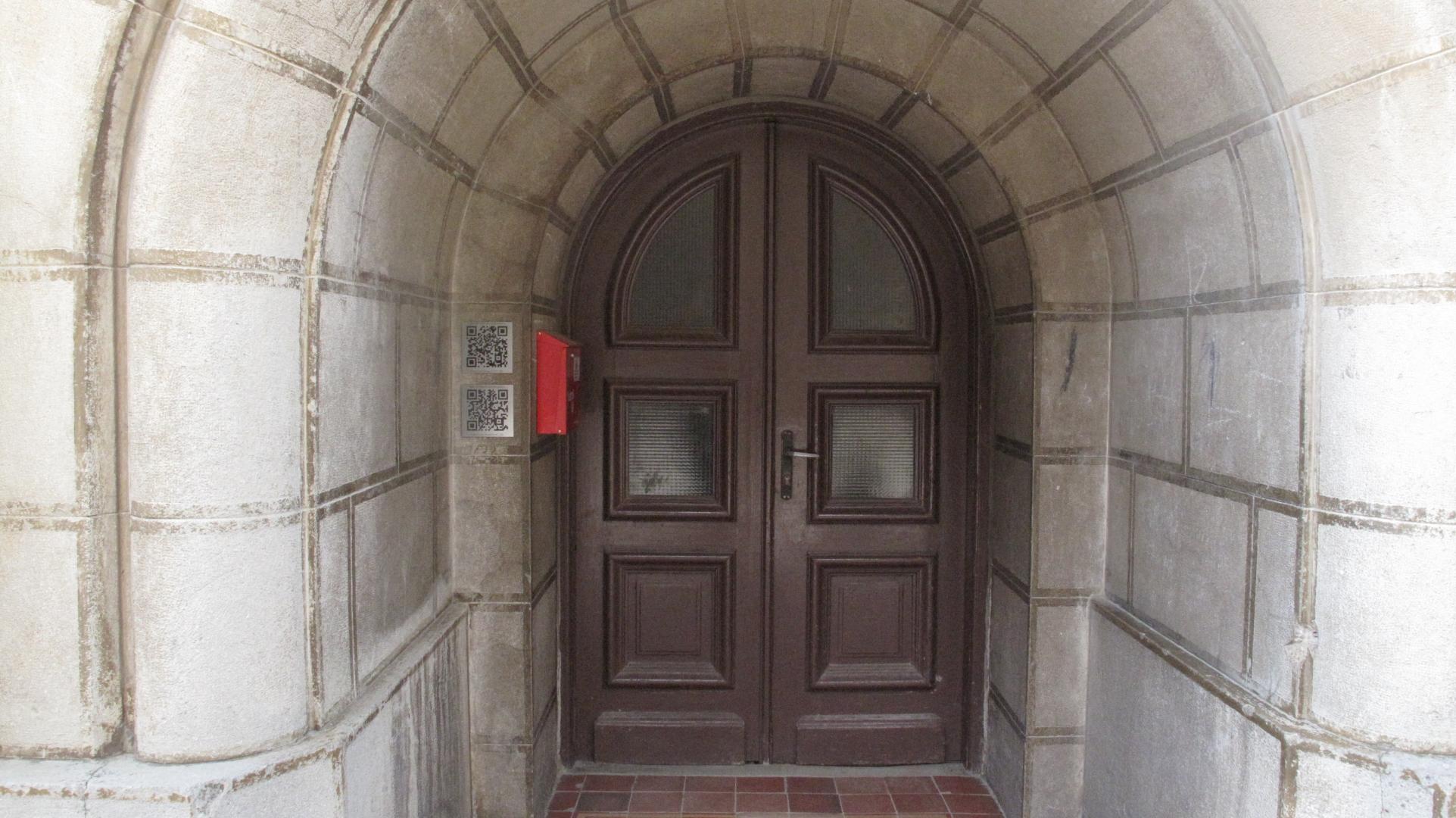QR pločica postavljena na ulazu u glazbenu školu.